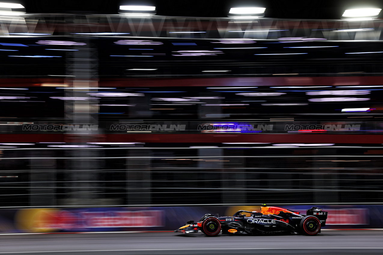 GP LAS VEGAS, Sergio Perez (MEX) Red Bull Racing RB20.

22.11.2024. Formula 1 World Championship, Rd 22, Las Vegas Grand Prix, Las Vegas, Nevada, USA, Qualifiche Day.

 - www.xpbimages.com, EMail: requests@xpbimages.com © Copyright: Coates / XPB Images