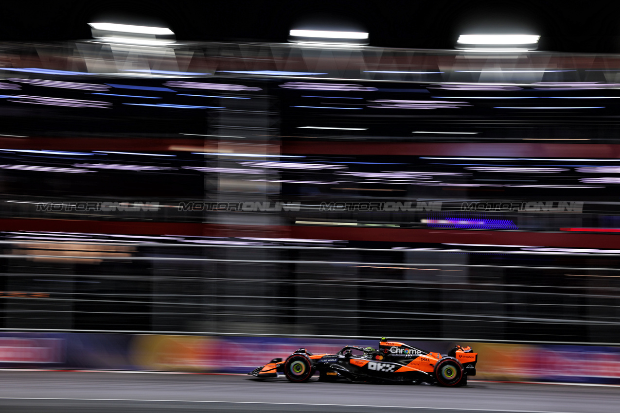 GP LAS VEGAS, Lando Norris (GBR) McLaren MCL38.

22.11.2024. Formula 1 World Championship, Rd 22, Las Vegas Grand Prix, Las Vegas, Nevada, USA, Qualifiche Day.

 - www.xpbimages.com, EMail: requests@xpbimages.com © Copyright: Coates / XPB Images