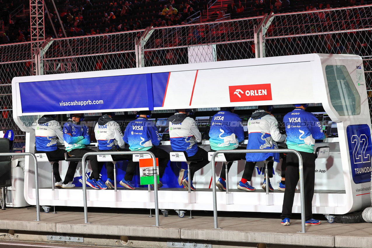 GP LAS VEGAS, RB pit gantry.

22.11.2024. Formula 1 World Championship, Rd 22, Las Vegas Grand Prix, Las Vegas, Nevada, USA, Qualifiche Day.

- www.xpbimages.com, EMail: requests@xpbimages.com © Copyright: Batchelor / XPB Images