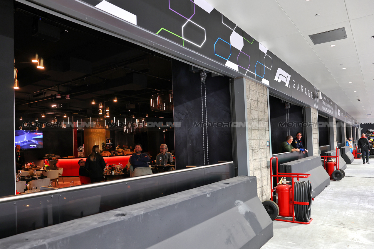 GP LAS VEGAS, Circuit Atmosfera - F1 Garage.

22.11.2024. Formula 1 World Championship, Rd 22, Las Vegas Grand Prix, Las Vegas, Nevada, USA, Qualifiche Day.

- www.xpbimages.com, EMail: requests@xpbimages.com © Copyright: Batchelor / XPB Images