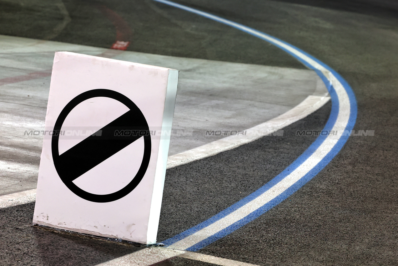 GP LAS VEGAS, Pit lane exit board.

22.11.2024. Formula 1 World Championship, Rd 22, Las Vegas Grand Prix, Las Vegas, Nevada, USA, Qualifiche Day.

- www.xpbimages.com, EMail: requests@xpbimages.com © Copyright: Batchelor / XPB Images