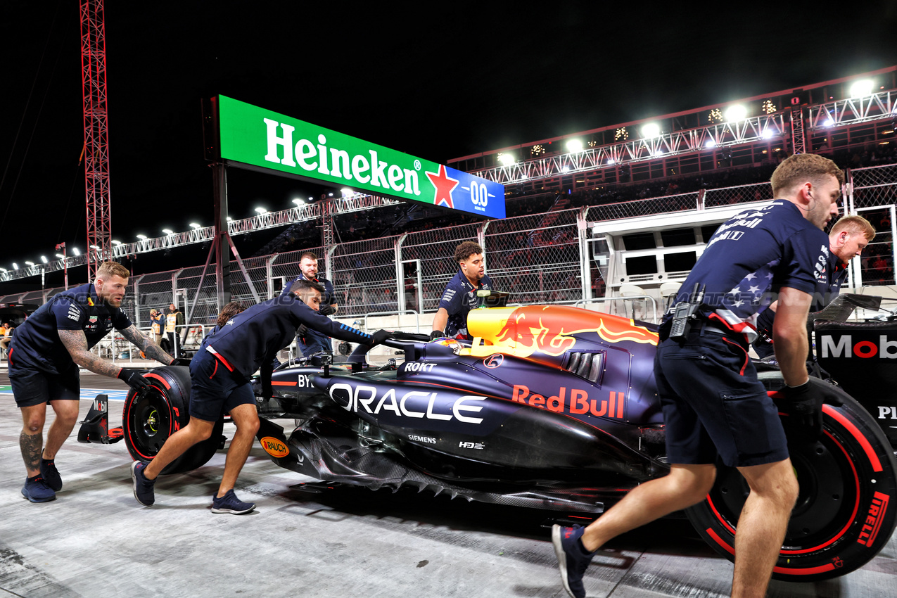GP LAS VEGAS, Sergio Perez (MEX) Red Bull Racing RB20 pushed back down the pit lane at the end of the third practice session.

22.11.2024. Formula 1 World Championship, Rd 22, Las Vegas Grand Prix, Las Vegas, Nevada, USA, Qualifiche Day.

- www.xpbimages.com, EMail: requests@xpbimages.com © Copyright: Batchelor / XPB Images