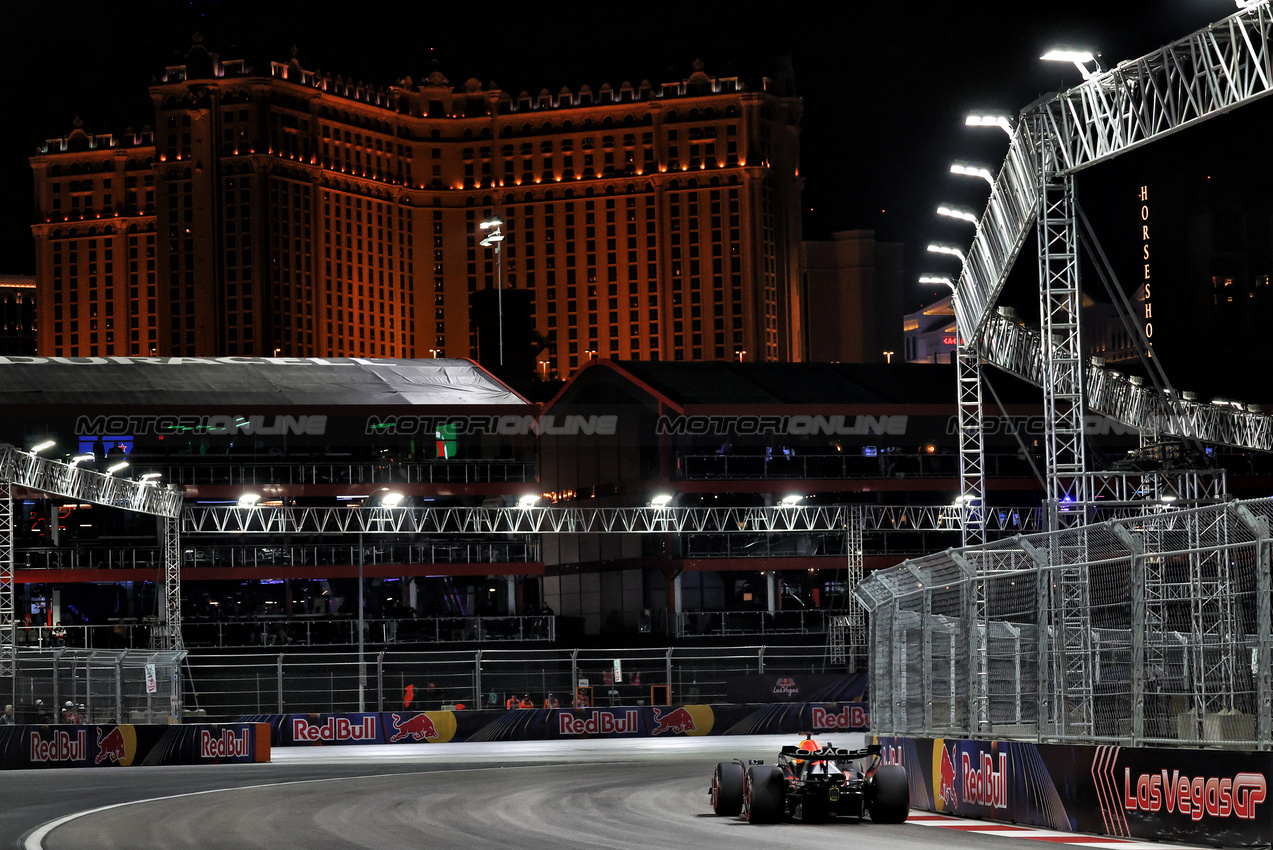 GP LAS VEGAS, Max Verstappen (NLD) Red Bull Racing RB20.

22.11.2024. Formula 1 World Championship, Rd 22, Las Vegas Grand Prix, Las Vegas, Nevada, USA, Qualifiche Day.

- www.xpbimages.com, EMail: requests@xpbimages.com © Copyright: Moy / XPB Images