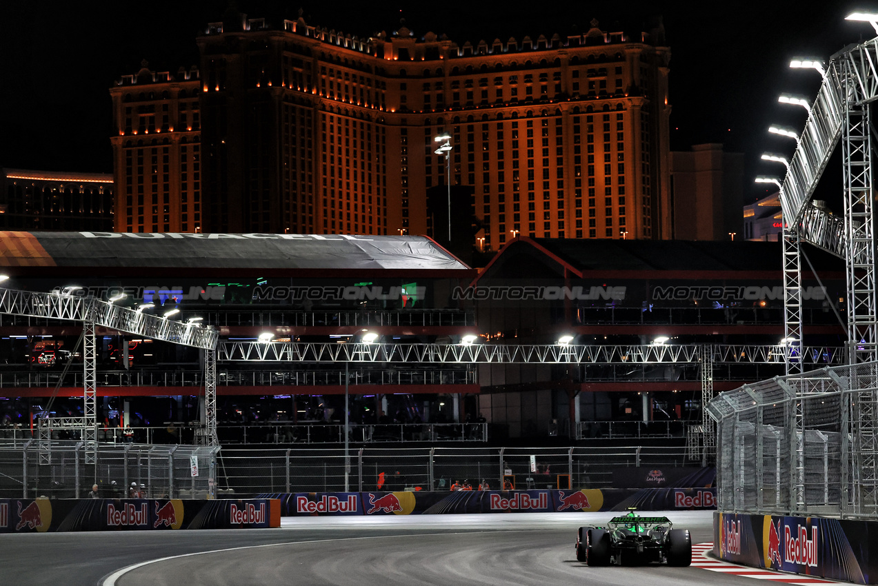 GP LAS VEGAS, Zhou Guanyu (CHN) Sauber C44.

22.11.2024. Formula 1 World Championship, Rd 22, Las Vegas Grand Prix, Las Vegas, Nevada, USA, Qualifiche Day.

- www.xpbimages.com, EMail: requests@xpbimages.com © Copyright: Moy / XPB Images