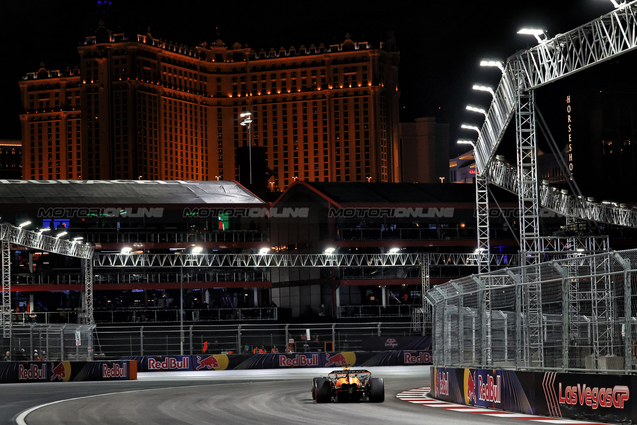GP LAS VEGAS, Oscar Piastri (AUS) McLaren MCL38.

22.11.2024. Formula 1 World Championship, Rd 22, Las Vegas Grand Prix, Las Vegas, Nevada, USA, Qualifiche Day.

- www.xpbimages.com, EMail: requests@xpbimages.com © Copyright: Moy / XPB Images