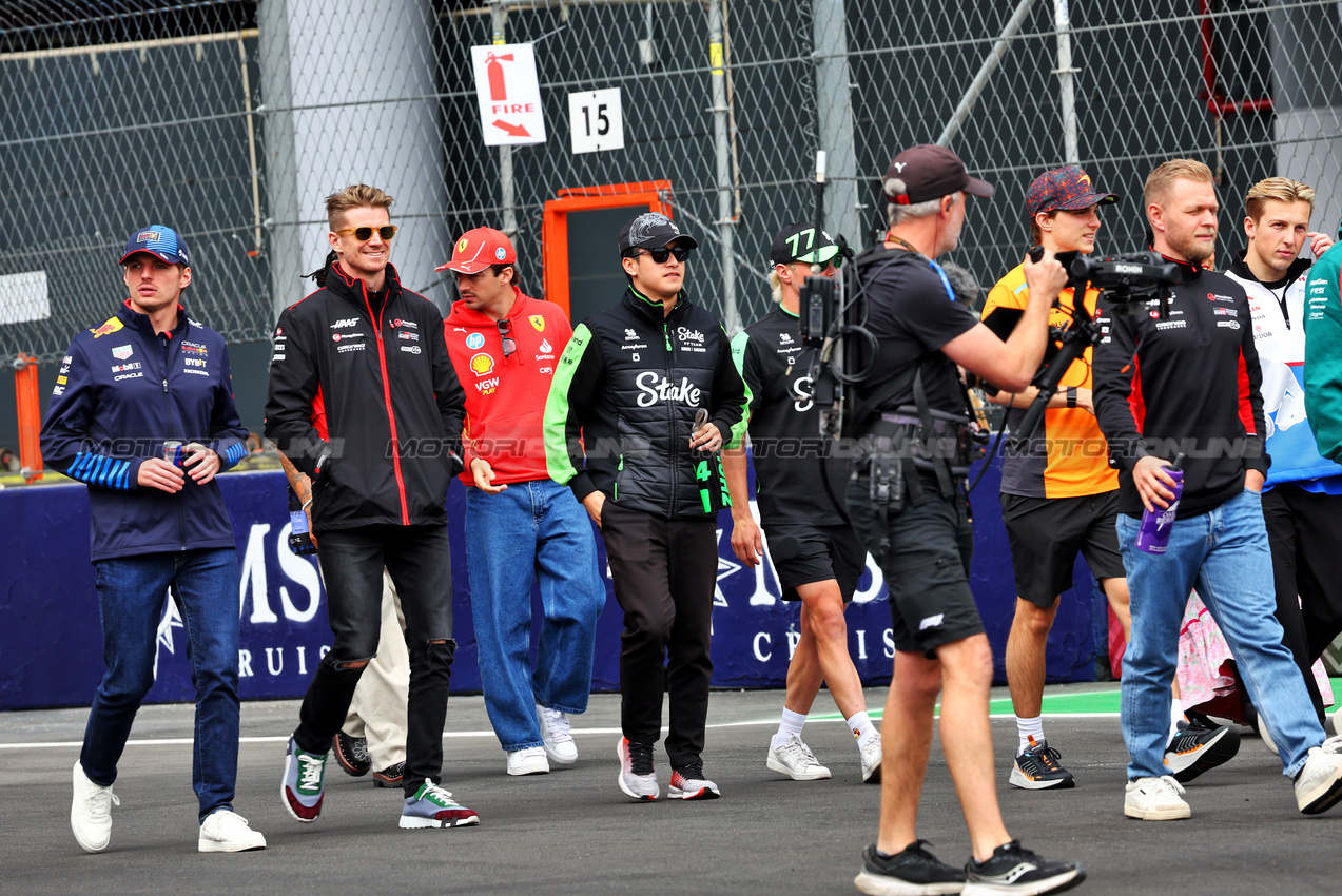 GP MESSICO, Max Verstappen (NLD) Red Bull Racing e Nico Hulkenberg (GER) Haas F1 Team on the drivers' parade.

27.10.2024. Formula 1 World Championship, Rd 20, Mexican Grand Prix, Mexico City, Mexico, Gara Day.

- www.xpbimages.com, EMail: requests@xpbimages.com © Copyright: Batchelor / XPB Images