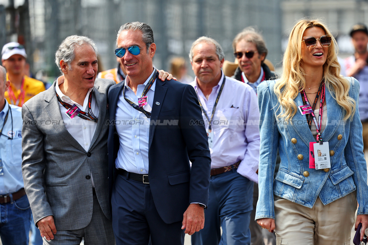 GP MESSICO, (L to R): Alejandro Soberon (MEX) Mexican GP Promoter; Carlos Slim Domit (MEX) Chairman of America Movil e sua moglie María Elena Torruco (MEX) on the grid.

27.10.2024. Formula 1 World Championship, Rd 20, Mexican Grand Prix, Mexico City, Mexico, Gara Day.

- www.xpbimages.com, EMail: requests@xpbimages.com © Copyright: Batchelor / XPB Images