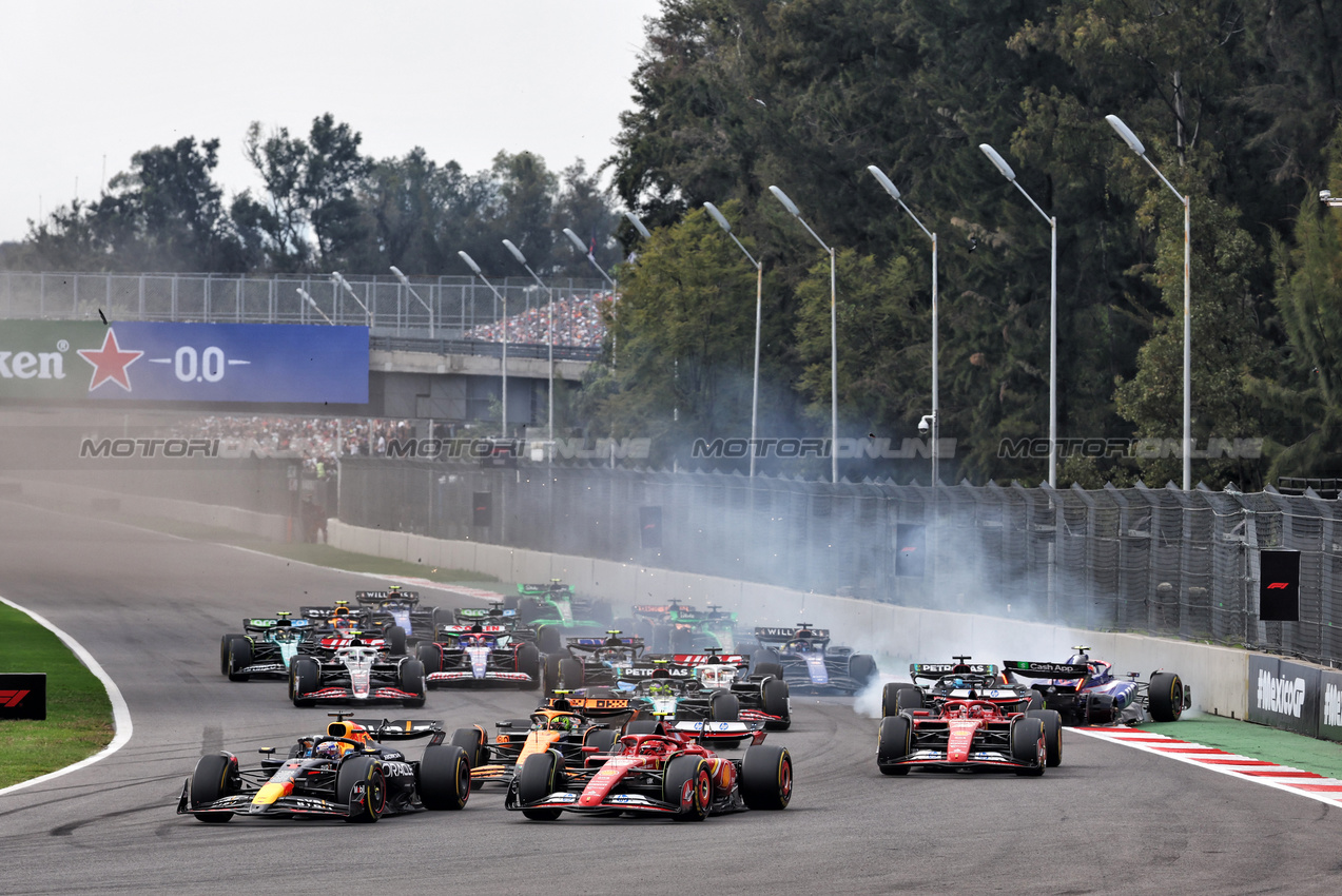 GP MESSICO, Max Verstappen (NLD) Red Bull Racing RB20 e Carlos Sainz Jr (ESP) Ferrari SF-24 at the partenza of the race as Yuki Tsunoda (JPN) RB VCARB 01 crashes.

27.10.2024. Formula 1 World Championship, Rd 20, Mexican Grand Prix, Mexico City, Mexico, Gara Day.

- www.xpbimages.com, EMail: requests@xpbimages.com © Copyright: Batchelor / XPB Images