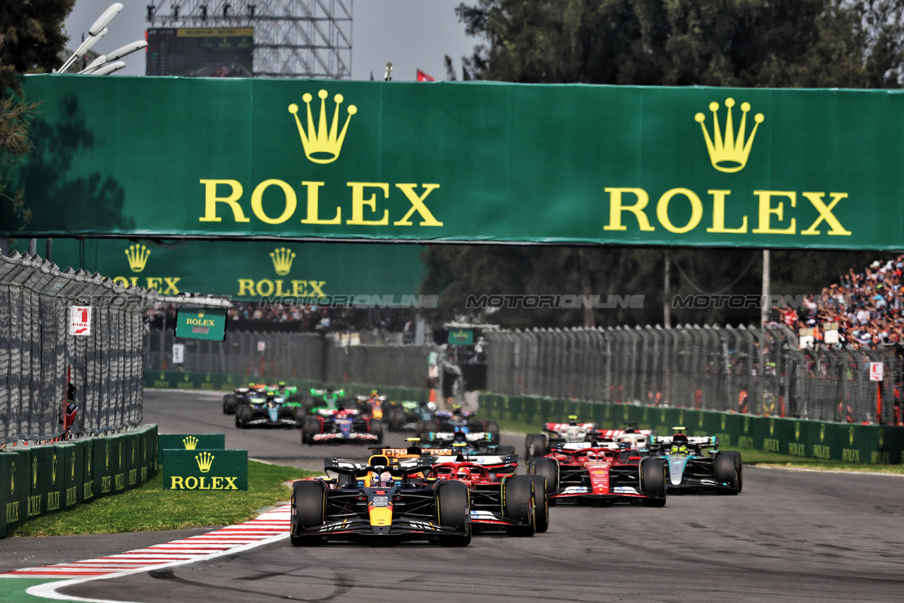 GP MESSICO, Max Verstappen (NLD) Red Bull Racing RB20 davanti a at the partenza of the race.

27.10.2024. Formula 1 World Championship, Rd 20, Mexican Grand Prix, Mexico City, Mexico, Gara Day.

- www.xpbimages.com, EMail: requests@xpbimages.com © Copyright: Moy / XPB Images