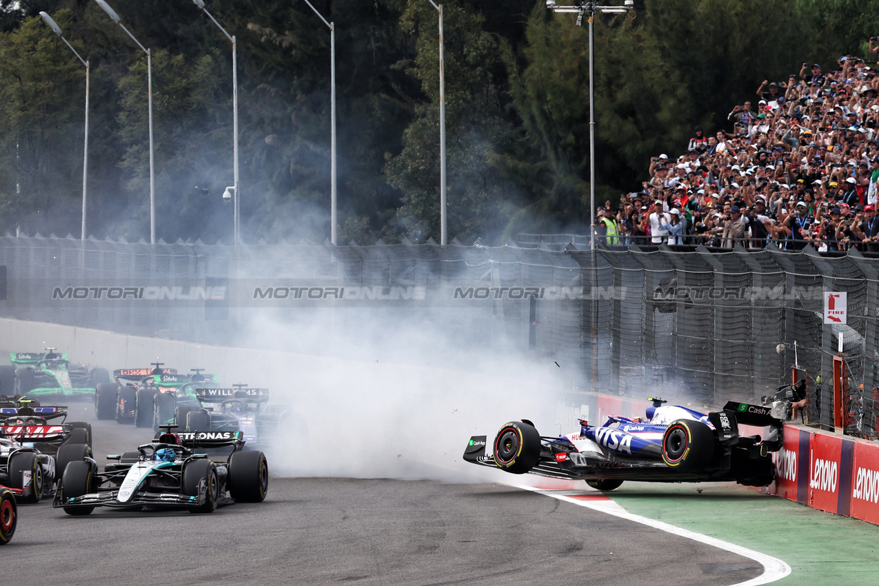 GP MESSICO, Yuki Tsunoda (JPN) RB VCARB 01 crashes at the partenza of the race.

27.10.2024. Formula 1 World Championship, Rd 20, Mexican Grand Prix, Mexico City, Mexico, Gara Day.

- www.xpbimages.com, EMail: requests@xpbimages.com © Copyright: Batchelor / XPB Images