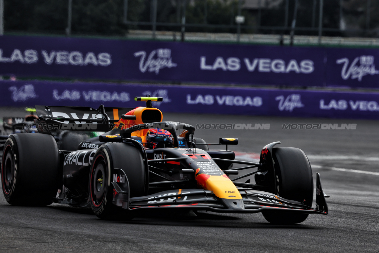 GP MESSICO, Sergio Perez (MEX) Red Bull Racing RB20.

27.10.2024. Formula 1 World Championship, Rd 20, Mexican Grand Prix, Mexico City, Mexico, Gara Day.

- www.xpbimages.com, EMail: requests@xpbimages.com © Copyright: Charniaux / XPB Images