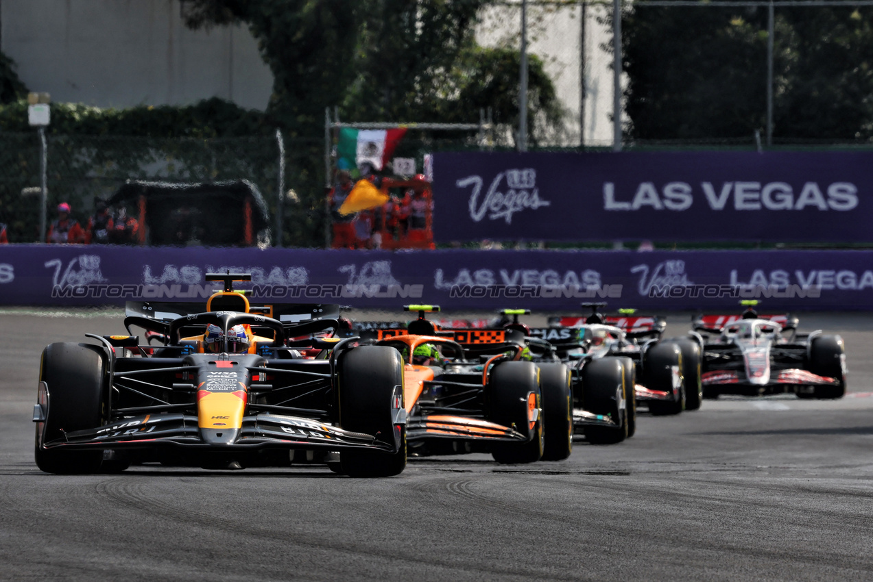 GP MESSICO, Max Verstappen (NLD) Red Bull Racing RB20.

27.10.2024. Formula 1 World Championship, Rd 20, Mexican Grand Prix, Mexico City, Mexico, Gara Day.

- www.xpbimages.com, EMail: requests@xpbimages.com © Copyright: Charniaux / XPB Images