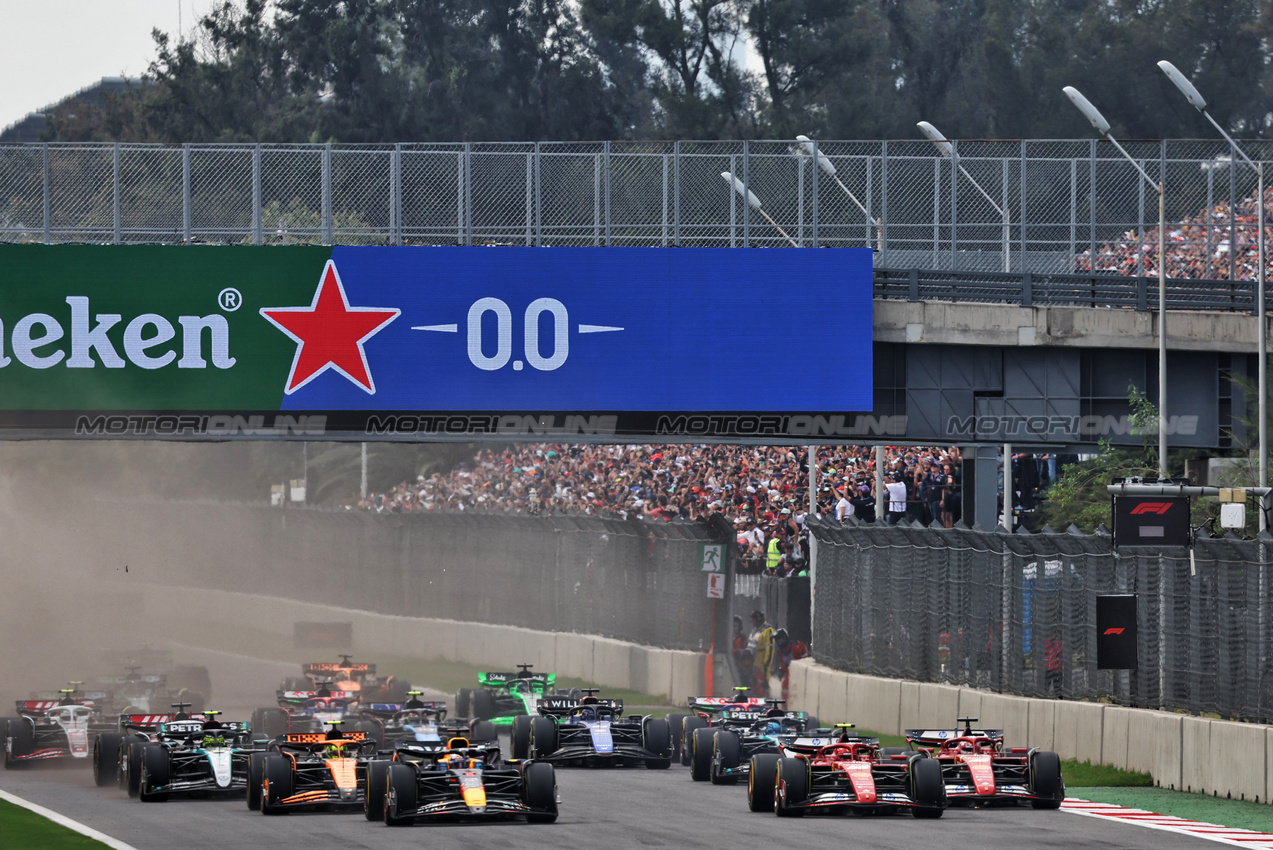 GP MESSICO, Max Verstappen (NLD) Red Bull Racing RB20 e Carlos Sainz Jr (ESP) Ferrari SF-24 lead at the partenza of the race.

27.10.2024. Formula 1 World Championship, Rd 20, Mexican Grand Prix, Mexico City, Mexico, Gara Day.

- www.xpbimages.com, EMail: requests@xpbimages.com © Copyright: Batchelor / XPB Images