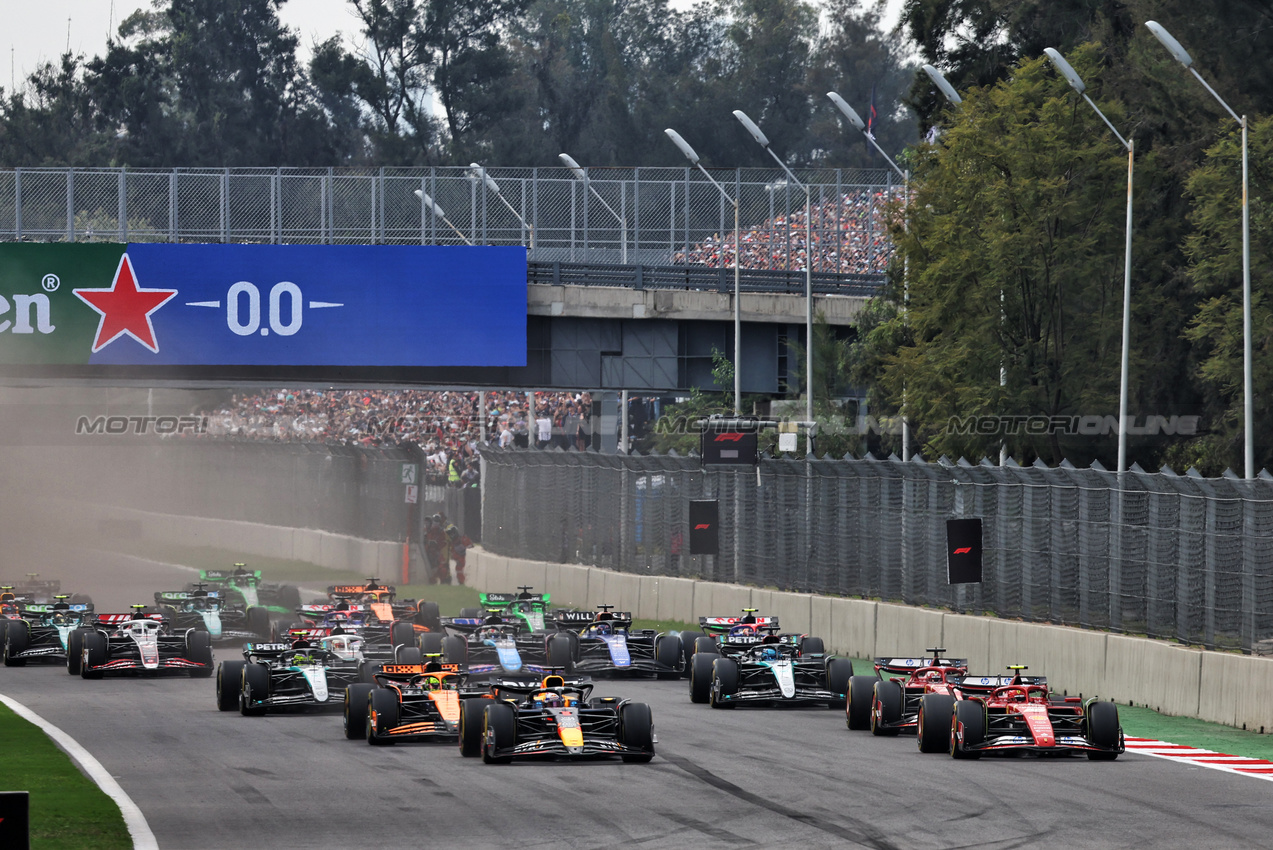 GP MESSICO, Max Verstappen (NLD) Red Bull Racing RB20 e Carlos Sainz Jr (ESP) Ferrari SF-24 lead at the partenza of the race.

27.10.2024. Formula 1 World Championship, Rd 20, Mexican Grand Prix, Mexico City, Mexico, Gara Day.

- www.xpbimages.com, EMail: requests@xpbimages.com © Copyright: Batchelor / XPB Images