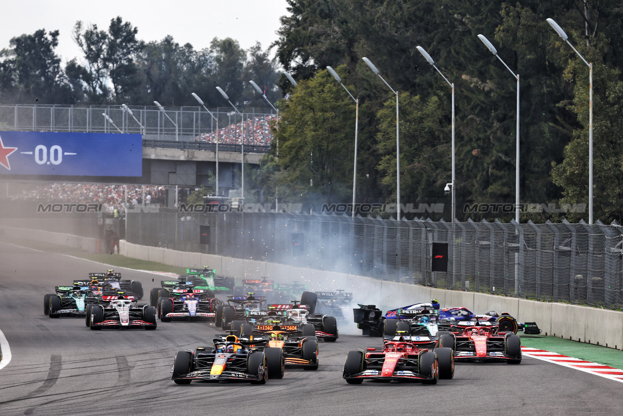 GP MESSICO, Max Verstappen (NLD) Red Bull Racing RB20 e Carlos Sainz Jr (ESP) Ferrari SF-24 lead at the partenza of the race.

27.10.2024. Formula 1 World Championship, Rd 20, Mexican Grand Prix, Mexico City, Mexico, Gara Day.

- www.xpbimages.com, EMail: requests@xpbimages.com © Copyright: Batchelor / XPB Images