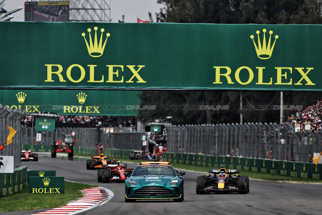 GP MESSICO, Max Verstappen (NLD) Red Bull Racing RB20 davanti a behind the Aston Martin FIA Safety Car.

27.10.2024. Formula 1 World Championship, Rd 20, Mexican Grand Prix, Mexico City, Mexico, Gara Day.

- www.xpbimages.com, EMail: requests@xpbimages.com © Copyright: Moy / XPB Images