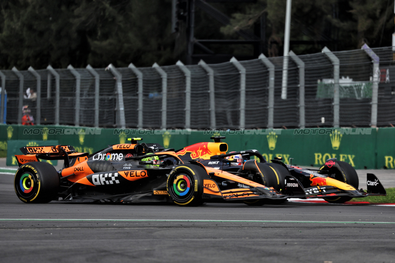 GP MESSICO, Max Verstappen (NLD) Red Bull Racing RB20 e Lando Norris (GBR) McLaren MCL38 battle for position.

27.10.2024. Formula 1 World Championship, Rd 20, Mexican Grand Prix, Mexico City, Mexico, Gara Day.

- www.xpbimages.com, EMail: requests@xpbimages.com © Copyright: Moy / XPB Images