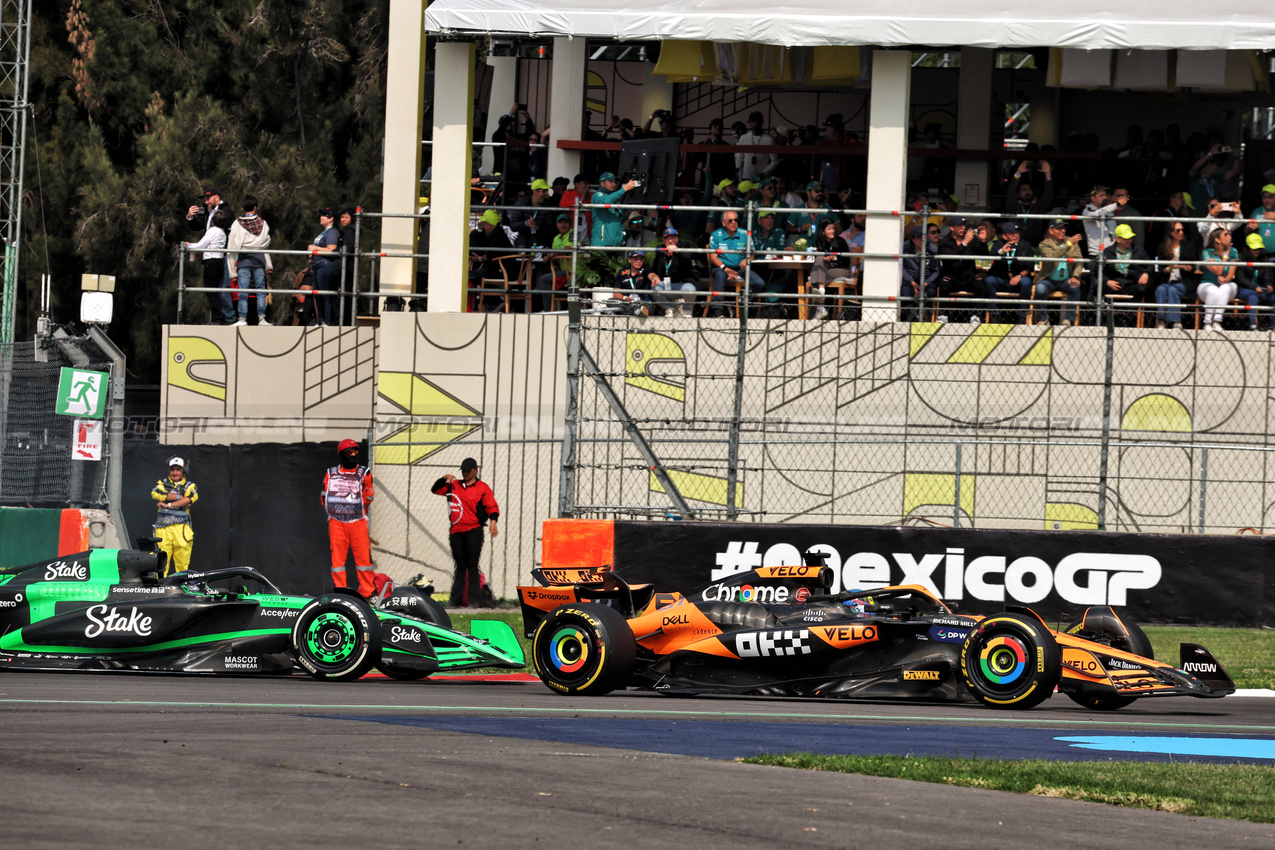 GP MESSICO, Oscar Piastri (AUS) McLaren MCL38 e Valtteri Bottas (FIN) Sauber C44 battle for position.

27.10.2024. Formula 1 World Championship, Rd 20, Mexican Grand Prix, Mexico City, Mexico, Gara Day.

- www.xpbimages.com, EMail: requests@xpbimages.com © Copyright: Moy / XPB Images