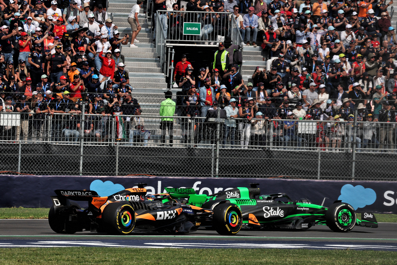 GP MESSICO, Oscar Piastri (AUS) McLaren MCL38 e Valtteri Bottas (FIN) Sauber C44 battle for position.

27.10.2024. Formula 1 World Championship, Rd 20, Mexican Grand Prix, Mexico City, Mexico, Gara Day.

- www.xpbimages.com, EMail: requests@xpbimages.com © Copyright: Moy / XPB Images