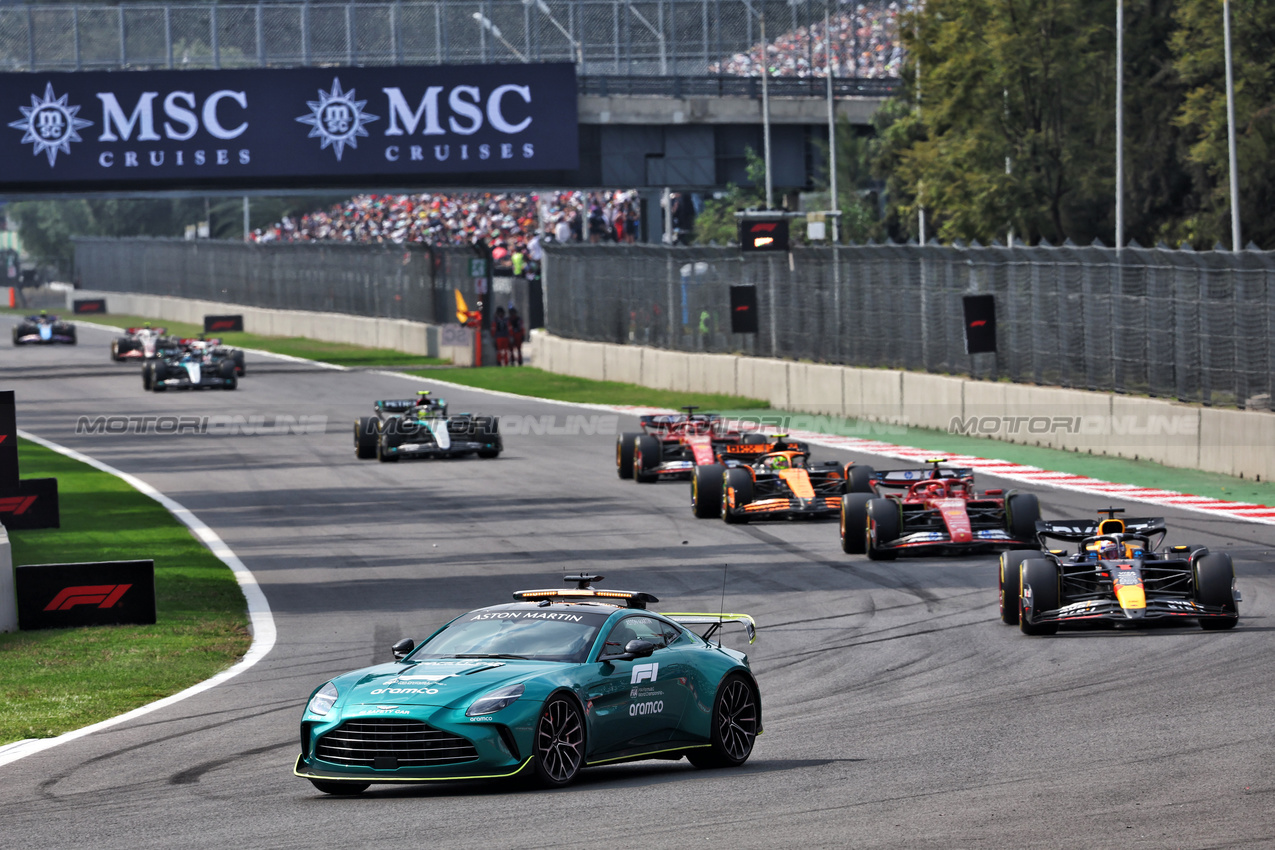 GP MESSICO, Max Verstappen (NLD) Red Bull Racing RB20 davanti a behind the Aston Martin FIA Safety Car.

27.10.2024. Formula 1 World Championship, Rd 20, Mexican Grand Prix, Mexico City, Mexico, Gara Day.

- www.xpbimages.com, EMail: requests@xpbimages.com © Copyright: Batchelor / XPB Images