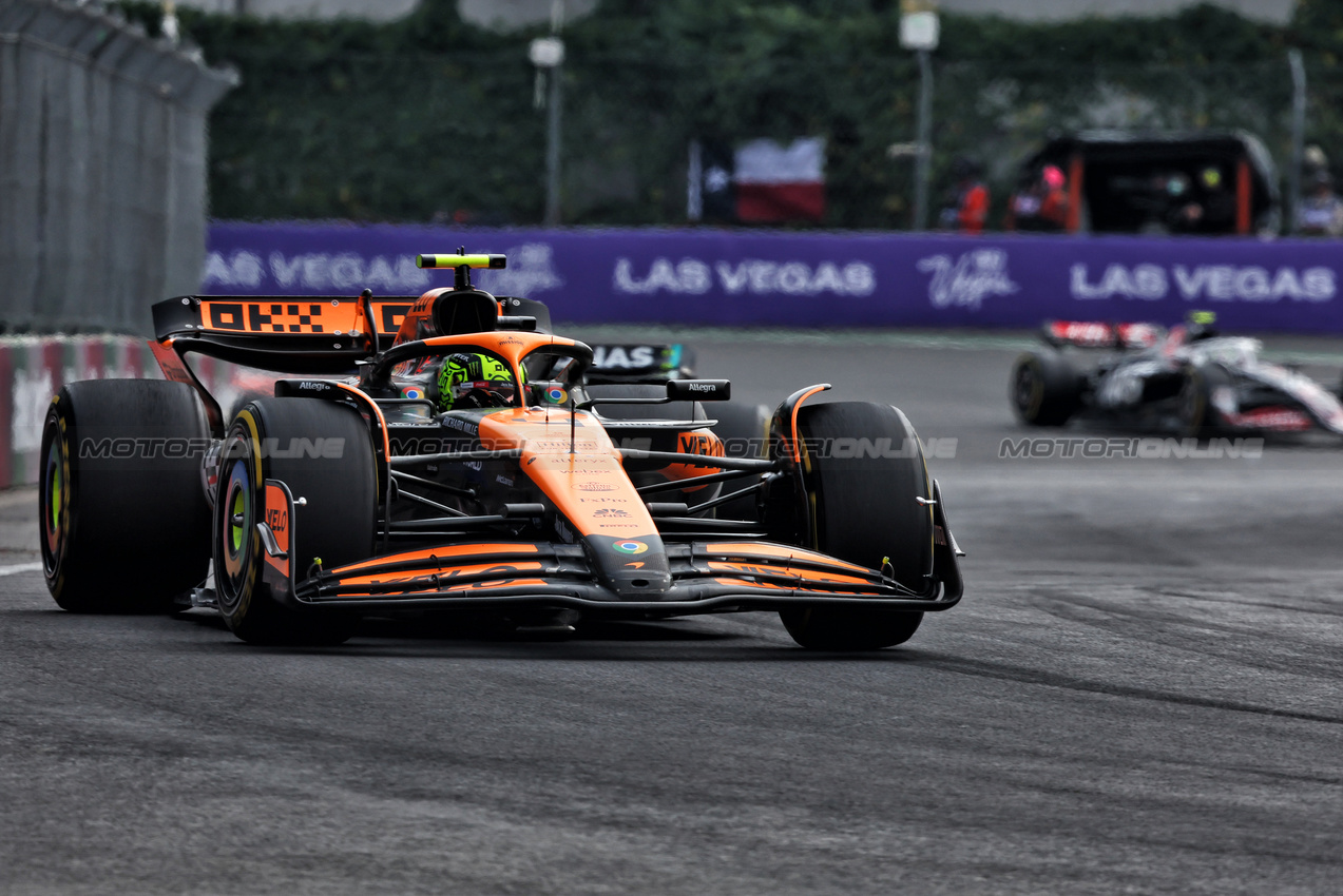 GP MESSICO, Lando Norris (GBR) McLaren MCL38.

27.10.2024. Formula 1 World Championship, Rd 20, Mexican Grand Prix, Mexico City, Mexico, Gara Day.

- www.xpbimages.com, EMail: requests@xpbimages.com © Copyright: Charniaux / XPB Images