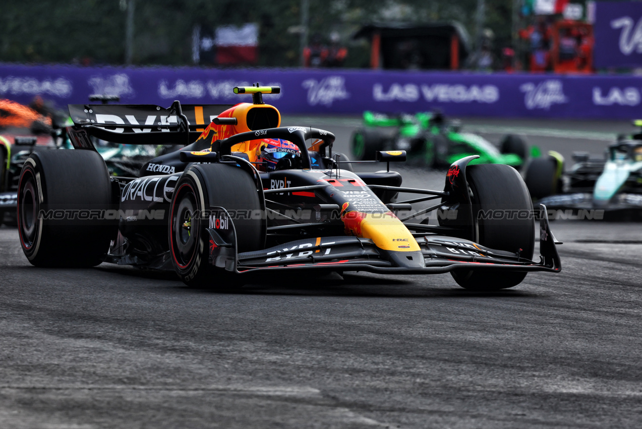 GP MESSICO, Sergio Perez (MEX) Red Bull Racing RB20.

27.10.2024. Formula 1 World Championship, Rd 20, Mexican Grand Prix, Mexico City, Mexico, Gara Day.

- www.xpbimages.com, EMail: requests@xpbimages.com © Copyright: Charniaux / XPB Images