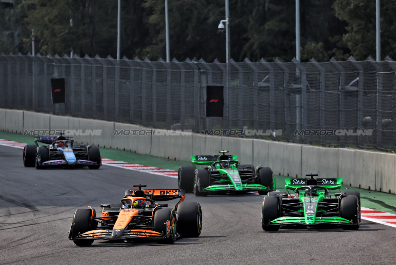 GP MESSICO, Oscar Piastri (AUS) McLaren MCL38 e Valtteri Bottas (FIN) Sauber C44 battle for position.

27.10.2024. Formula 1 World Championship, Rd 20, Mexican Grand Prix, Mexico City, Mexico, Gara Day.

- www.xpbimages.com, EMail: requests@xpbimages.com © Copyright: Batchelor / XPB Images