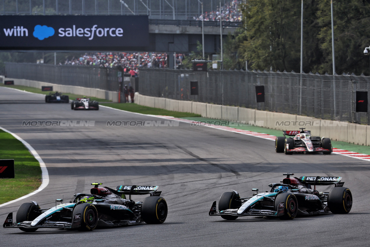 GP MESSICO, Lewis Hamilton (GBR) Mercedes AMG F1 W15 e George Russell (GBR) Mercedes AMG F1 W15 battle for position.

27.10.2024. Formula 1 World Championship, Rd 20, Mexican Grand Prix, Mexico City, Mexico, Gara Day.

- www.xpbimages.com, EMail: requests@xpbimages.com © Copyright: Batchelor / XPB Images