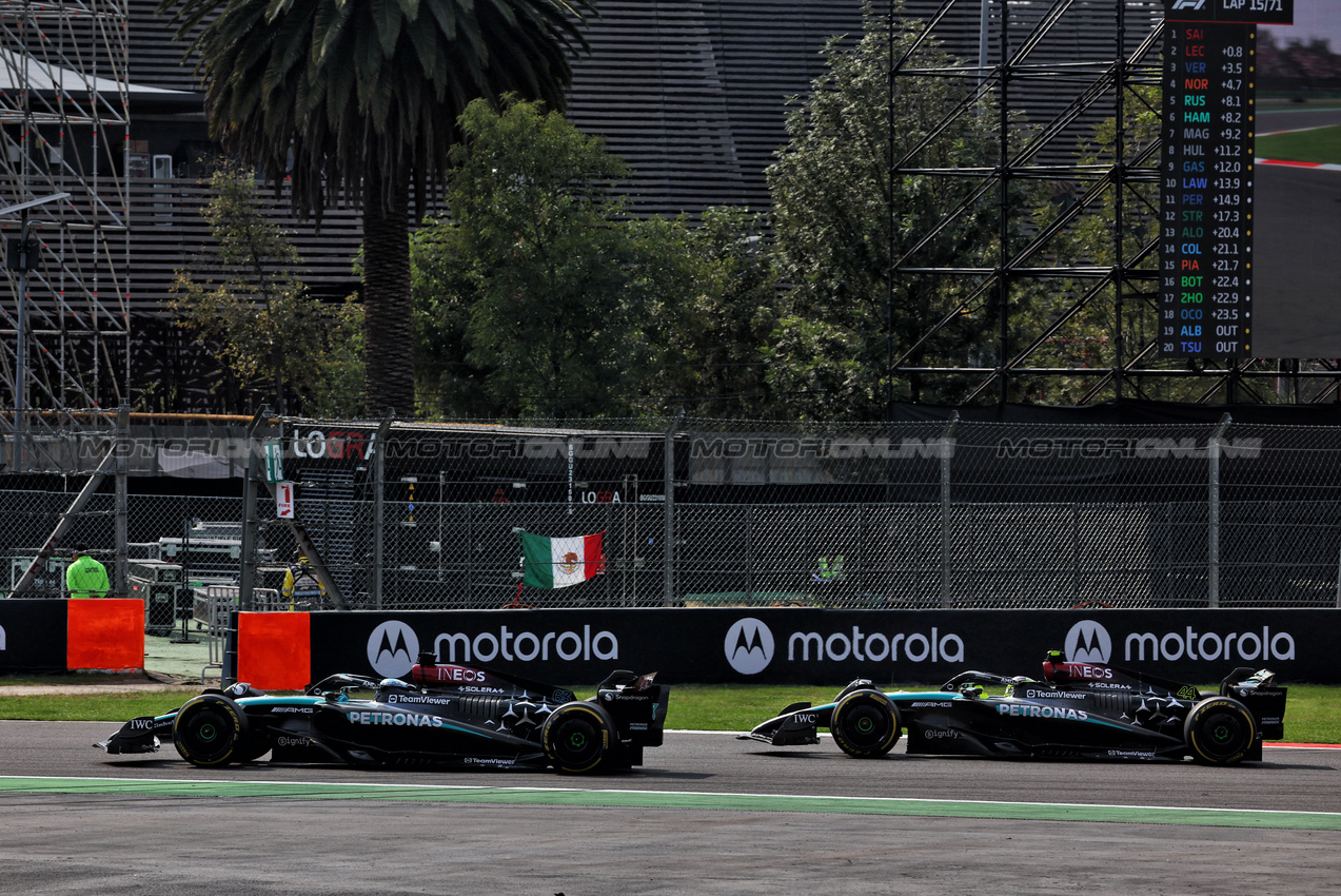 GP MESSICO, George Russell (GBR) Mercedes AMG F1 W15 e Lewis Hamilton (GBR) Mercedes AMG F1 W15 battle for position.

27.10.2024. Formula 1 World Championship, Rd 20, Mexican Grand Prix, Mexico City, Mexico, Gara Day.

- www.xpbimages.com, EMail: requests@xpbimages.com © Copyright: Batchelor / XPB Images