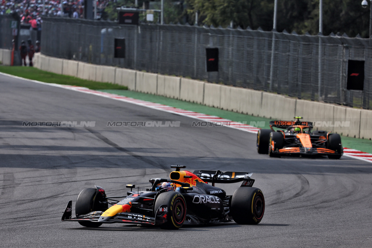 GP MESSICO, Max Verstappen (NLD) Red Bull Racing RB20.

27.10.2024. Formula 1 World Championship, Rd 20, Mexican Grand Prix, Mexico City, Mexico, Gara Day.

- www.xpbimages.com, EMail: requests@xpbimages.com © Copyright: Batchelor / XPB Images