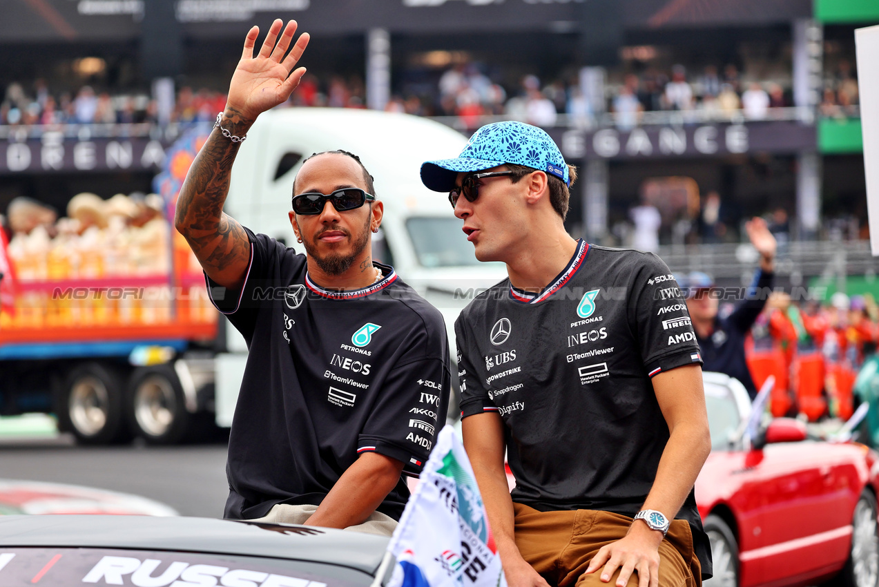 GP MESSICO, (L to R): Lewis Hamilton (GBR) Mercedes AMG F1 e George Russell (GBR) Mercedes AMG F1 on the drivers' parade.

27.10.2024. Formula 1 World Championship, Rd 20, Mexican Grand Prix, Mexico City, Mexico, Gara Day.

- www.xpbimages.com, EMail: requests@xpbimages.com © Copyright: Batchelor / XPB Images