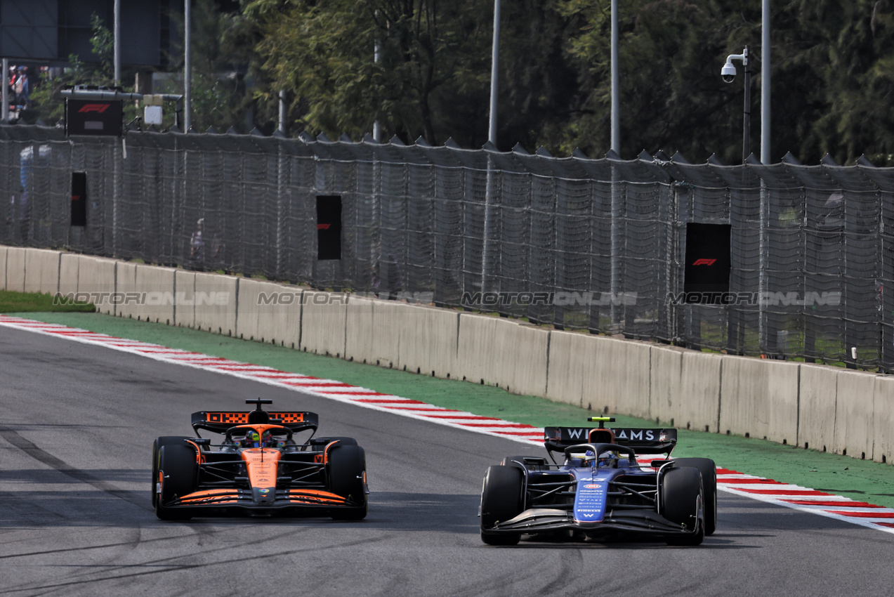 GP MESSICO, Oscar Piastri (AUS) McLaren MCL38 e Franco Colapinto (ARG) Williams Racing FW46 battle for position.

27.10.2024. Formula 1 World Championship, Rd 20, Mexican Grand Prix, Mexico City, Mexico, Gara Day.

- www.xpbimages.com, EMail: requests@xpbimages.com © Copyright: Batchelor / XPB Images