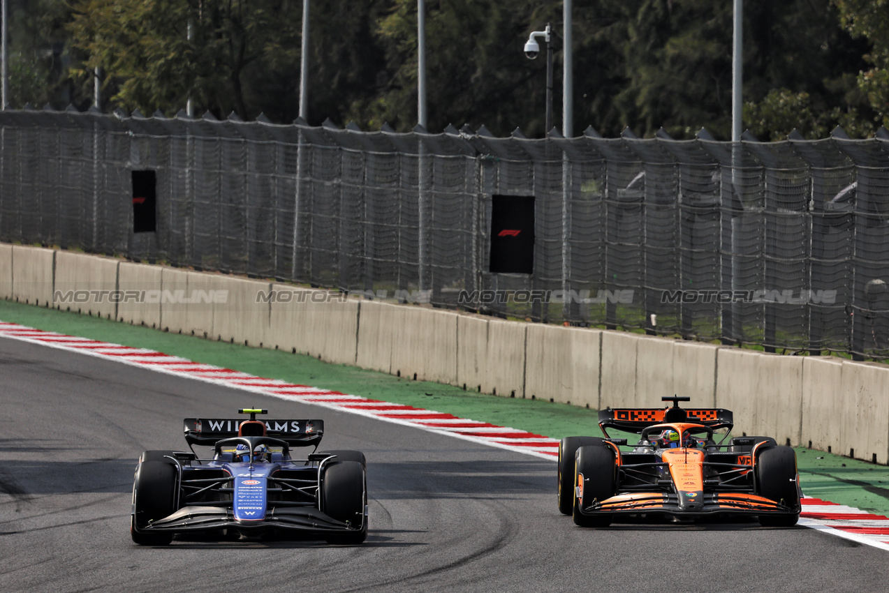 GP MESSICO, Oscar Piastri (AUS) McLaren MCL38 e Franco Colapinto (ARG) Williams Racing FW46 battle for position.

27.10.2024. Formula 1 World Championship, Rd 20, Mexican Grand Prix, Mexico City, Mexico, Gara Day.

- www.xpbimages.com, EMail: requests@xpbimages.com © Copyright: Batchelor / XPB Images