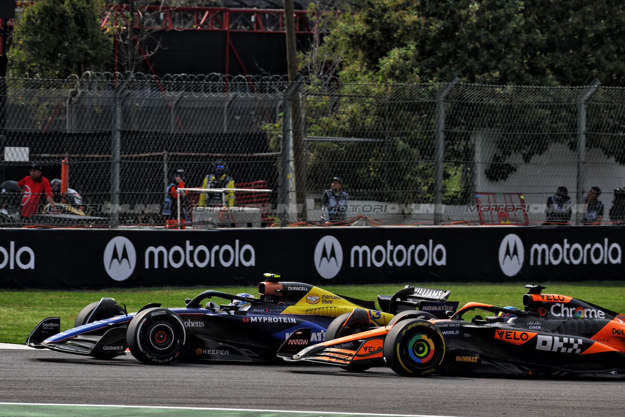 GP MESSICO, Oscar Piastri (AUS) McLaren MCL38 e Franco Colapinto (ARG) Williams Racing FW46 battle for position.

27.10.2024. Formula 1 World Championship, Rd 20, Mexican Grand Prix, Mexico City, Mexico, Gara Day.

- www.xpbimages.com, EMail: requests@xpbimages.com © Copyright: Batchelor / XPB Images