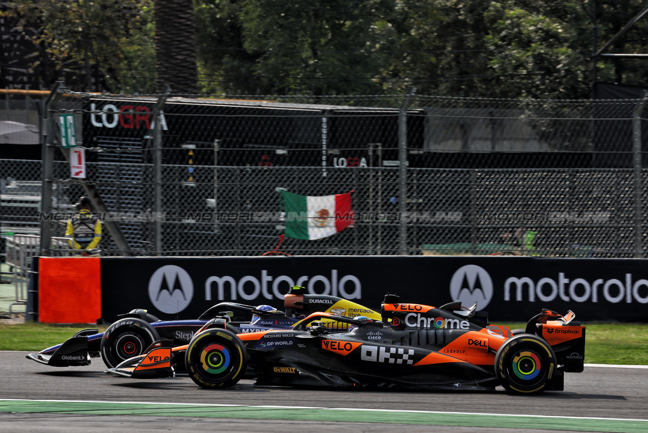 GP MESSICO, Oscar Piastri (AUS) McLaren MCL38 e Franco Colapinto (ARG) Williams Racing FW46 battle for position.

27.10.2024. Formula 1 World Championship, Rd 20, Mexican Grand Prix, Mexico City, Mexico, Gara Day.

- www.xpbimages.com, EMail: requests@xpbimages.com © Copyright: Batchelor / XPB Images