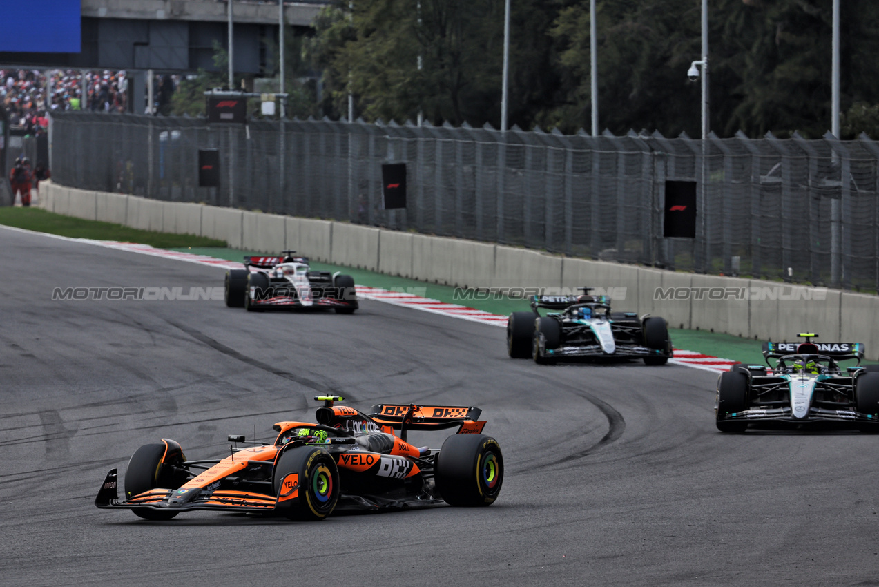 GP MESSICO, Lando Norris (GBR) McLaren MCL38.

27.10.2024. Formula 1 World Championship, Rd 20, Mexican Grand Prix, Mexico City, Mexico, Gara Day.

- www.xpbimages.com, EMail: requests@xpbimages.com © Copyright: Batchelor / XPB Images