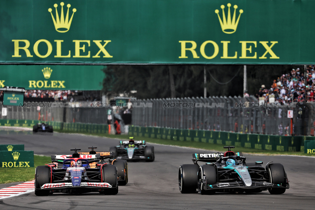 GP MESSICO, Liam Lawson (NZL) RB VCARB 01 e George Russell (GBR) Mercedes AMG F1 W15 battle for position.

27.10.2024. Formula 1 World Championship, Rd 20, Mexican Grand Prix, Mexico City, Mexico, Gara Day.

- www.xpbimages.com, EMail: requests@xpbimages.com © Copyright: Moy / XPB Images