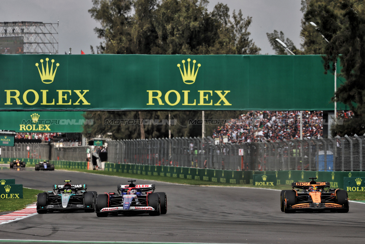 GP MESSICO, Liam Lawson (NZL) RB VCARB 01 e Oscar Piastri (AUS) McLaren MCL38 battle for position.

27.10.2024. Formula 1 World Championship, Rd 20, Mexican Grand Prix, Mexico City, Mexico, Gara Day.

- www.xpbimages.com, EMail: requests@xpbimages.com © Copyright: Moy / XPB Images