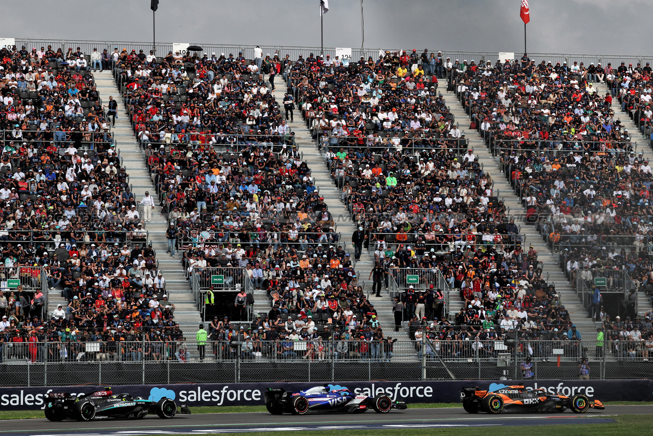 GP MESSICO, Oscar Piastri (AUS) McLaren MCL38 davanti a Liam Lawson (NZL) RB VCARB 01 e Lewis Hamilton (GBR) Mercedes AMG F1 W15.

27.10.2024. Formula 1 World Championship, Rd 20, Mexican Grand Prix, Mexico City, Mexico, Gara Day.

- www.xpbimages.com, EMail: requests@xpbimages.com © Copyright: Moy / XPB Images