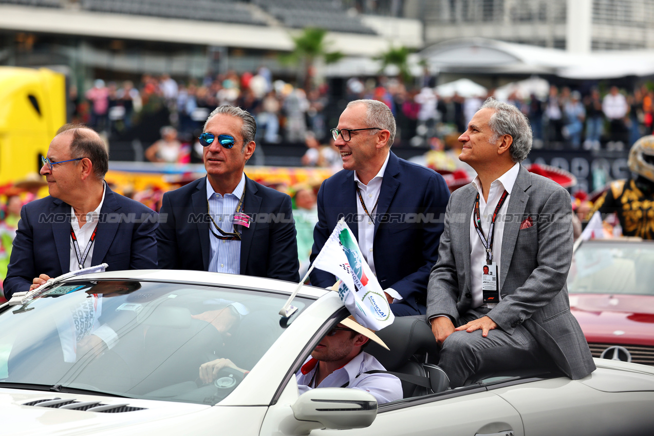 GP MESSICO, (L to R): Carlos Slim Domit (MEX) Chairman of America Movil; Stefano Domenicali (ITA) Formula One President e CEO; e Alejandro Soberon (MEX) Mexican GP Promoter, on the drivers' parade.

27.10.2024. Formula 1 World Championship, Rd 20, Mexican Grand Prix, Mexico City, Mexico, Gara Day.

- www.xpbimages.com, EMail: requests@xpbimages.com © Copyright: Batchelor / XPB Images