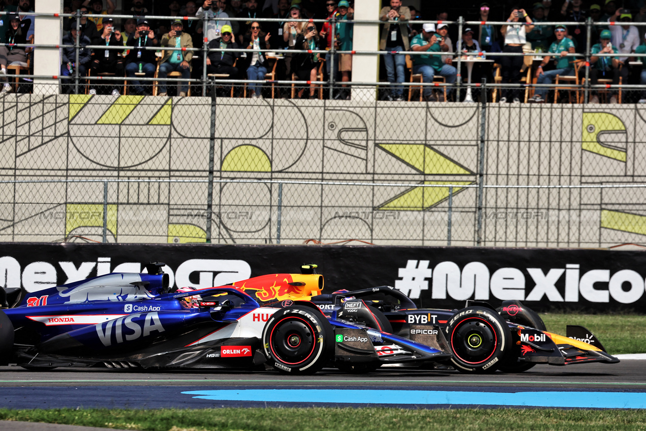 GP MESSICO, Liam Lawson (NZL) RB VCARB 01 e Sergio Perez (MEX) Red Bull Racing RB20 battle for position.

27.10.2024. Formula 1 World Championship, Rd 20, Mexican Grand Prix, Mexico City, Mexico, Gara Day.

- www.xpbimages.com, EMail: requests@xpbimages.com © Copyright: Moy / XPB Images