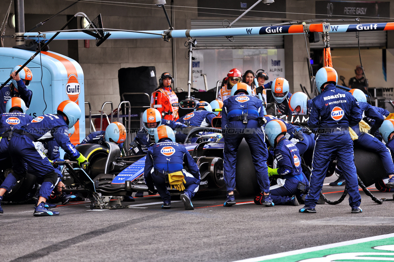 GP MESSICO, Franco Colapinto (ARG) Williams Racing FW46 makes a pit stop.

27.10.2024. Formula 1 World Championship, Rd 20, Mexican Grand Prix, Mexico City, Mexico, Gara Day.

- www.xpbimages.com, EMail: requests@xpbimages.com © Copyright: Batchelor / XPB Images