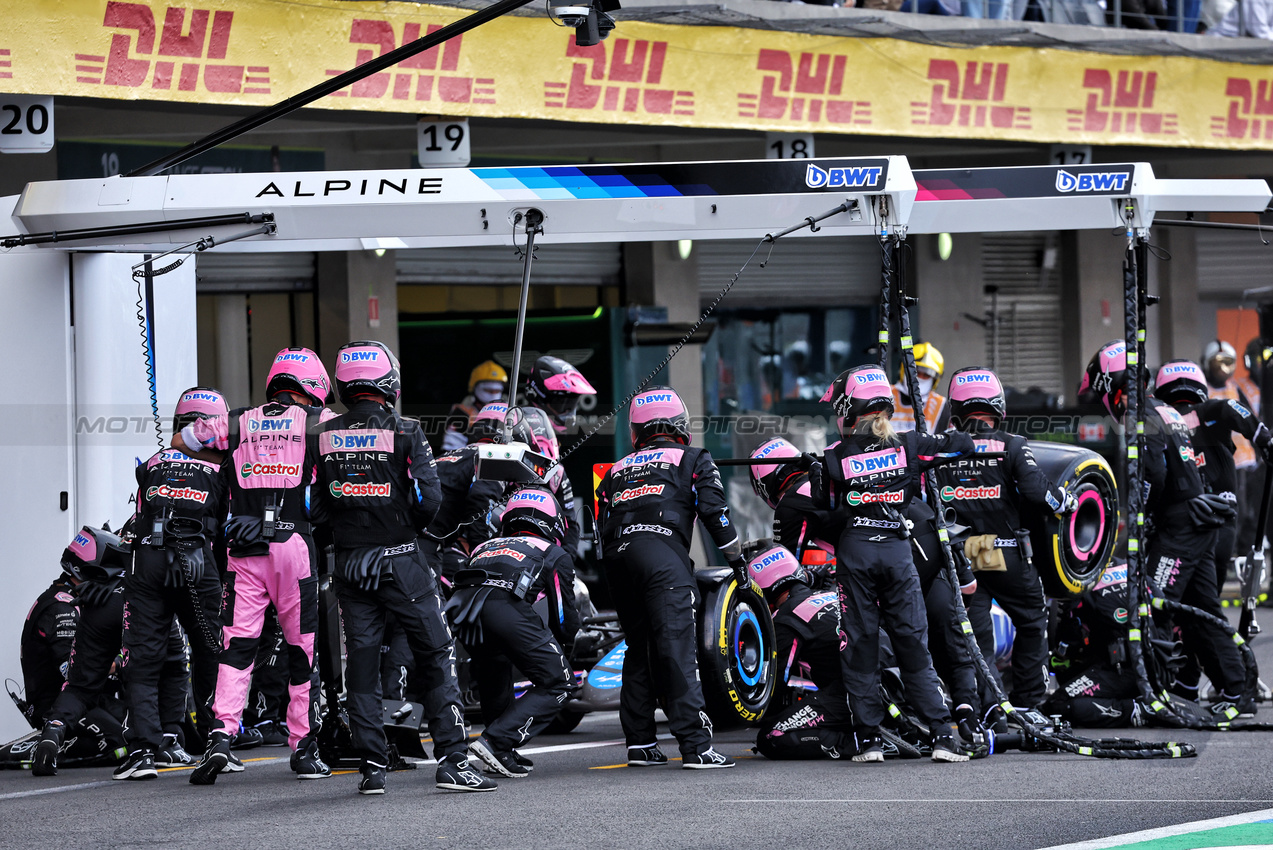 GP MESSICO, Esteban Ocon (FRA) Alpine F1 Team A524 makes a pit stop.

27.10.2024. Formula 1 World Championship, Rd 20, Mexican Grand Prix, Mexico City, Mexico, Gara Day.

- www.xpbimages.com, EMail: requests@xpbimages.com © Copyright: Batchelor / XPB Images