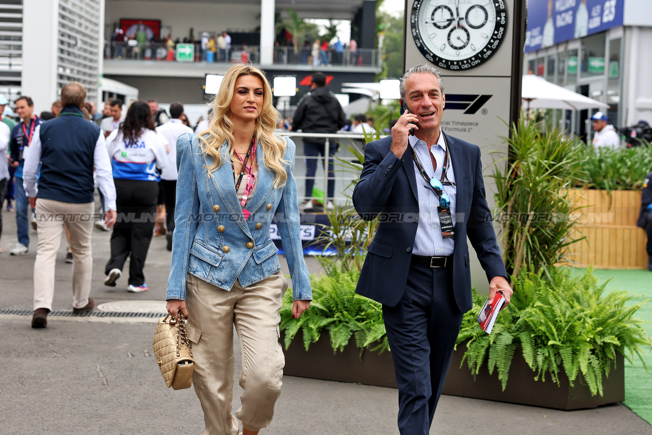 GP MESSICO, Carlos Slim Domit (MEX) Chairman of America Movil with sua moglie María Elena Torruco (MEX).

27.10.2024. Formula 1 World Championship, Rd 20, Mexican Grand Prix, Mexico City, Mexico, Gara Day.

- www.xpbimages.com, EMail: requests@xpbimages.com © Copyright: Bearne / XPB Images