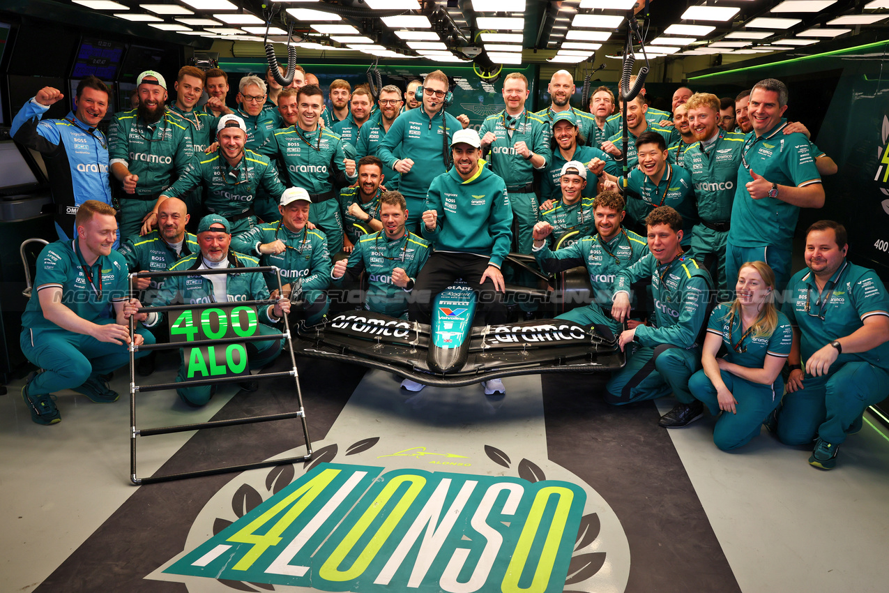 GP MESSICO, Fernando Alonso (ESP) Aston Martin F1 Team celebrates 400 race partenzas with the team.

27.10.2024. Formula 1 World Championship, Rd 20, Mexican Grand Prix, Mexico City, Mexico, Gara Day.

 - www.xpbimages.com, EMail: requests@xpbimages.com © Copyright: Coates / XPB Images