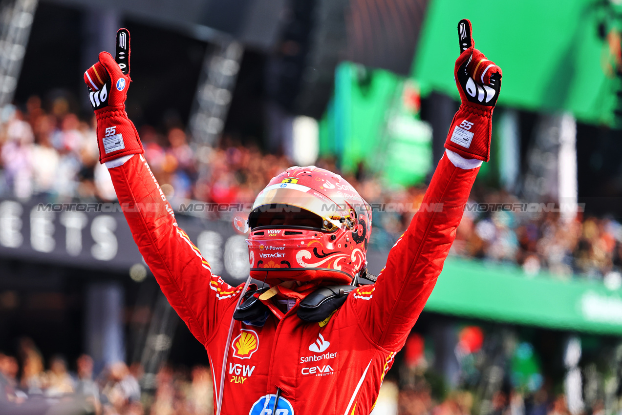 GP MESSICO, Gara winner Carlos Sainz Jr (ESP) Ferrari celebrates in parc ferme.

27.10.2024. Formula 1 World Championship, Rd 20, Mexican Grand Prix, Mexico City, Mexico, Gara Day.

- www.xpbimages.com, EMail: requests@xpbimages.com © Copyright: Batchelor / XPB Images