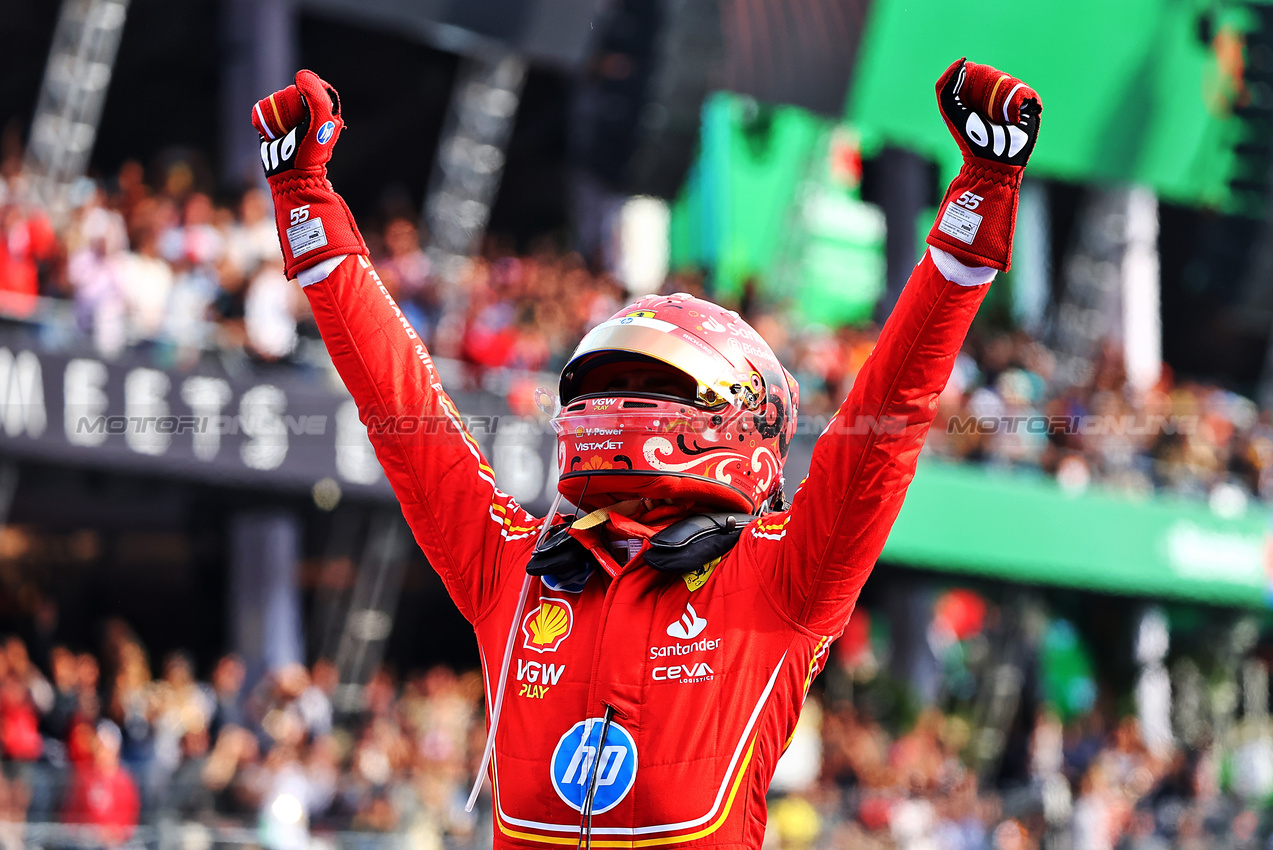 GP MESSICO, Gara winner Carlos Sainz Jr (ESP) Ferrari celebrates in parc ferme.

27.10.2024. Formula 1 World Championship, Rd 20, Mexican Grand Prix, Mexico City, Mexico, Gara Day.

- www.xpbimages.com, EMail: requests@xpbimages.com © Copyright: Batchelor / XPB Images