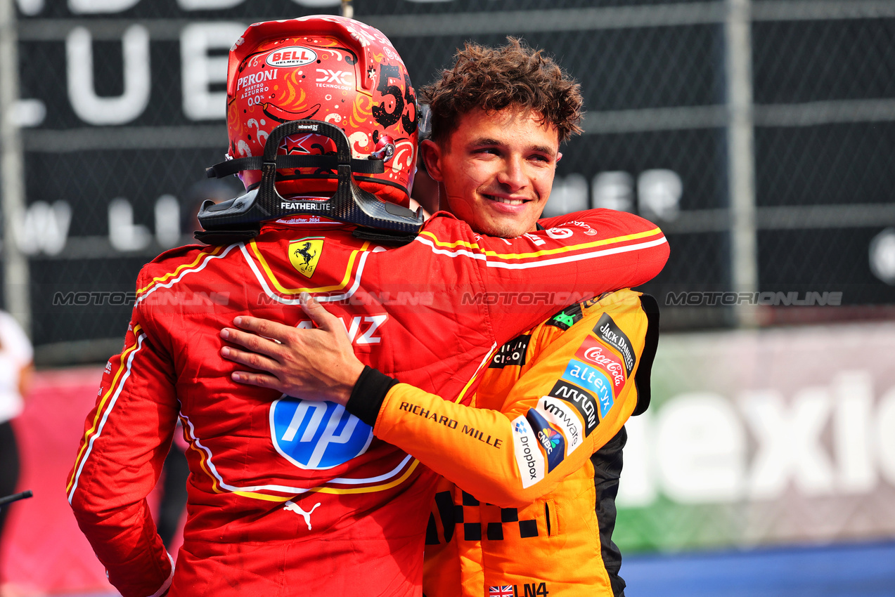 GP MESSICO, (L to R): Gara winner Carlos Sainz Jr (ESP) Ferrari celebrates in parc ferme with second placed Lando Norris (GBR) McLaren.

27.10.2024. Formula 1 World Championship, Rd 20, Mexican Grand Prix, Mexico City, Mexico, Gara Day.

- www.xpbimages.com, EMail: requests@xpbimages.com © Copyright: Batchelor / XPB Images