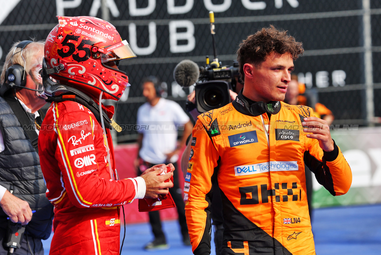 GP MESSICO, (L to R): Gara winner Carlos Sainz Jr (ESP) Ferrari celebrates in parc ferme with second placed Lando Norris (GBR) McLaren.

27.10.2024. Formula 1 World Championship, Rd 20, Mexican Grand Prix, Mexico City, Mexico, Gara Day.

- www.xpbimages.com, EMail: requests@xpbimages.com © Copyright: Batchelor / XPB Images