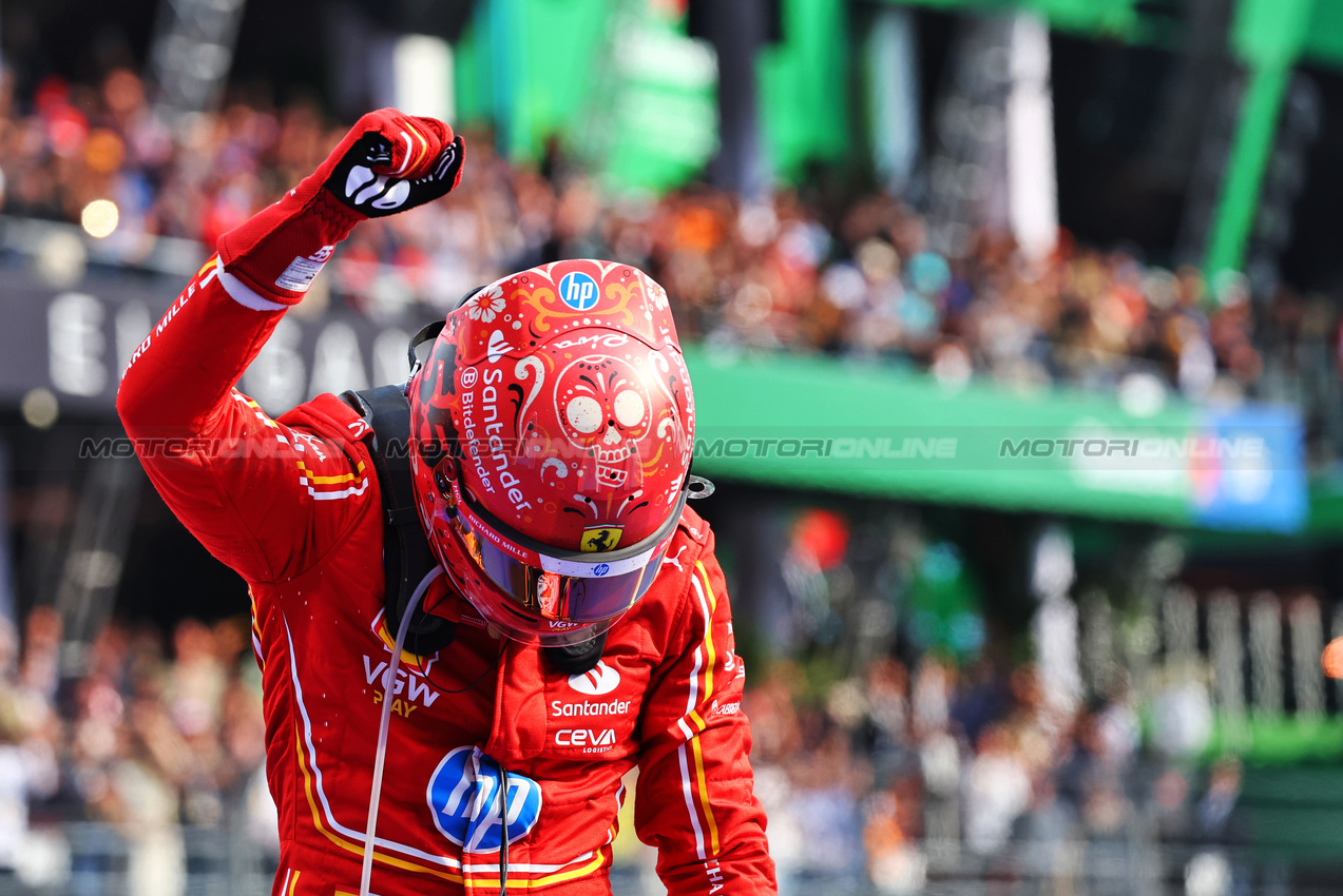 GP MESSICO, Gara winner Carlos Sainz Jr (ESP) Ferrari celebrates in parc ferme.

27.10.2024. Formula 1 World Championship, Rd 20, Mexican Grand Prix, Mexico City, Mexico, Gara Day.

- www.xpbimages.com, EMail: requests@xpbimages.com © Copyright: Batchelor / XPB Images